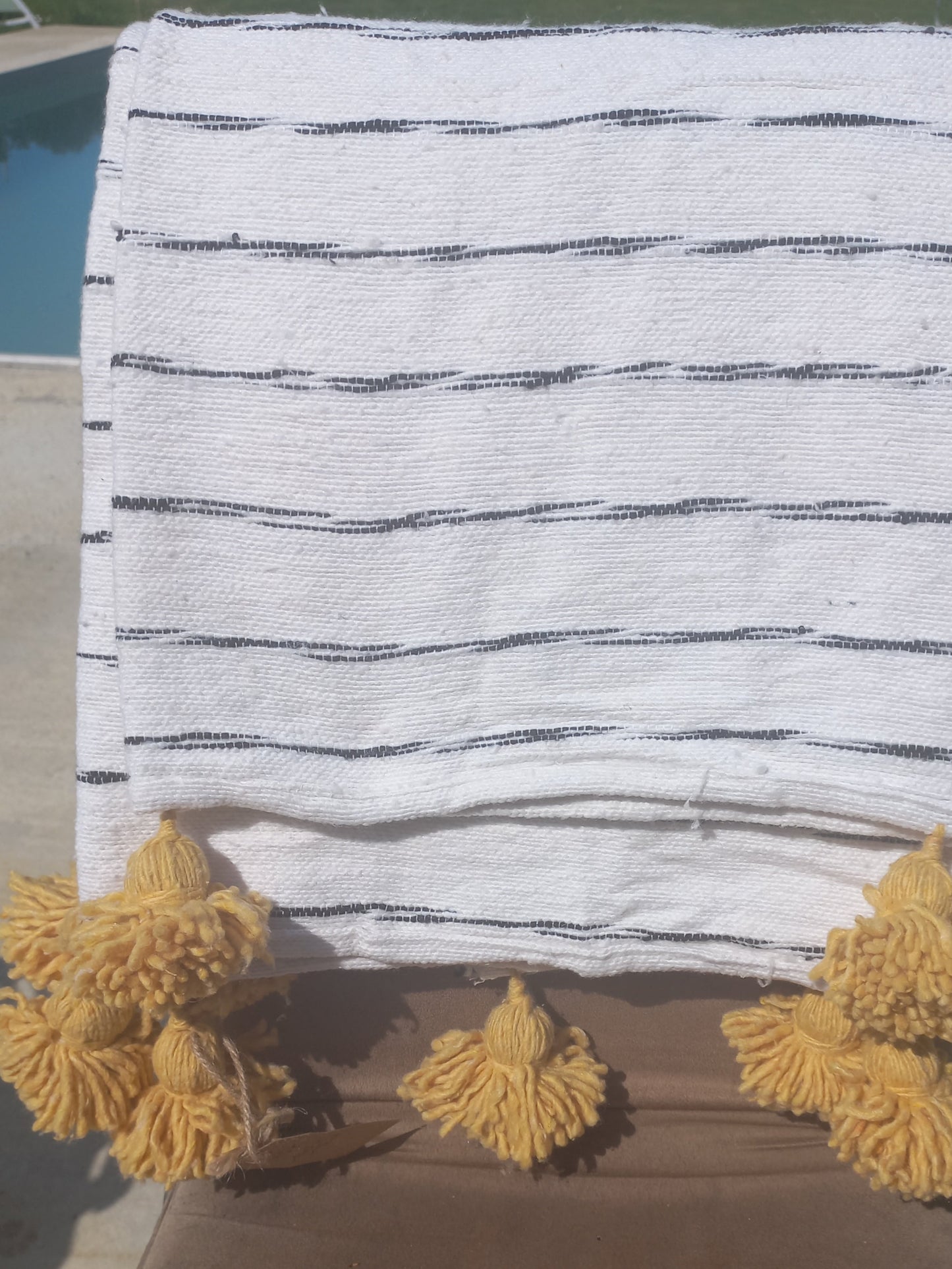 Plaid berbère rayé blanc et noir à pompons jaune