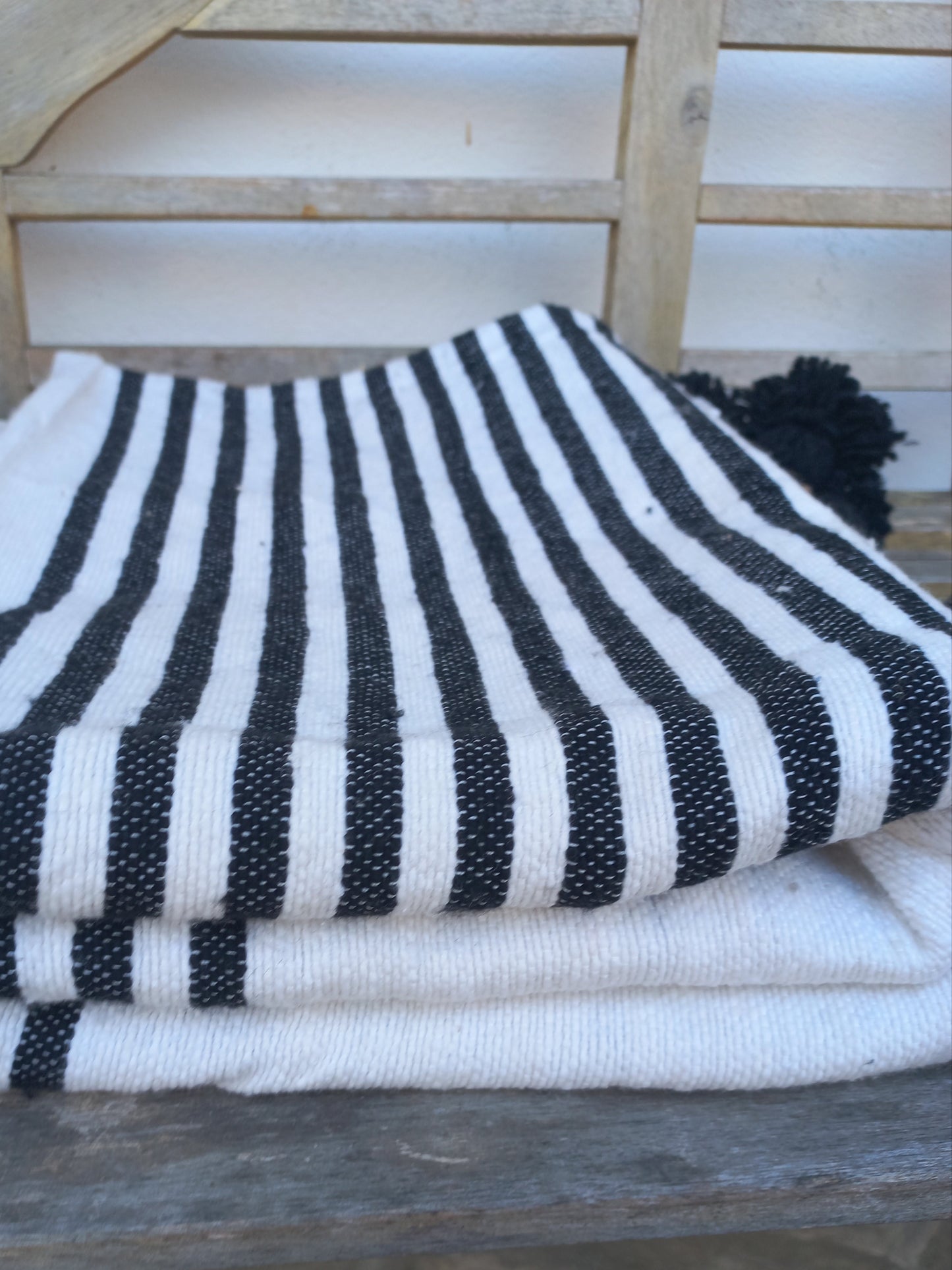 Plaid berbère rayé blanc et noir à pompons