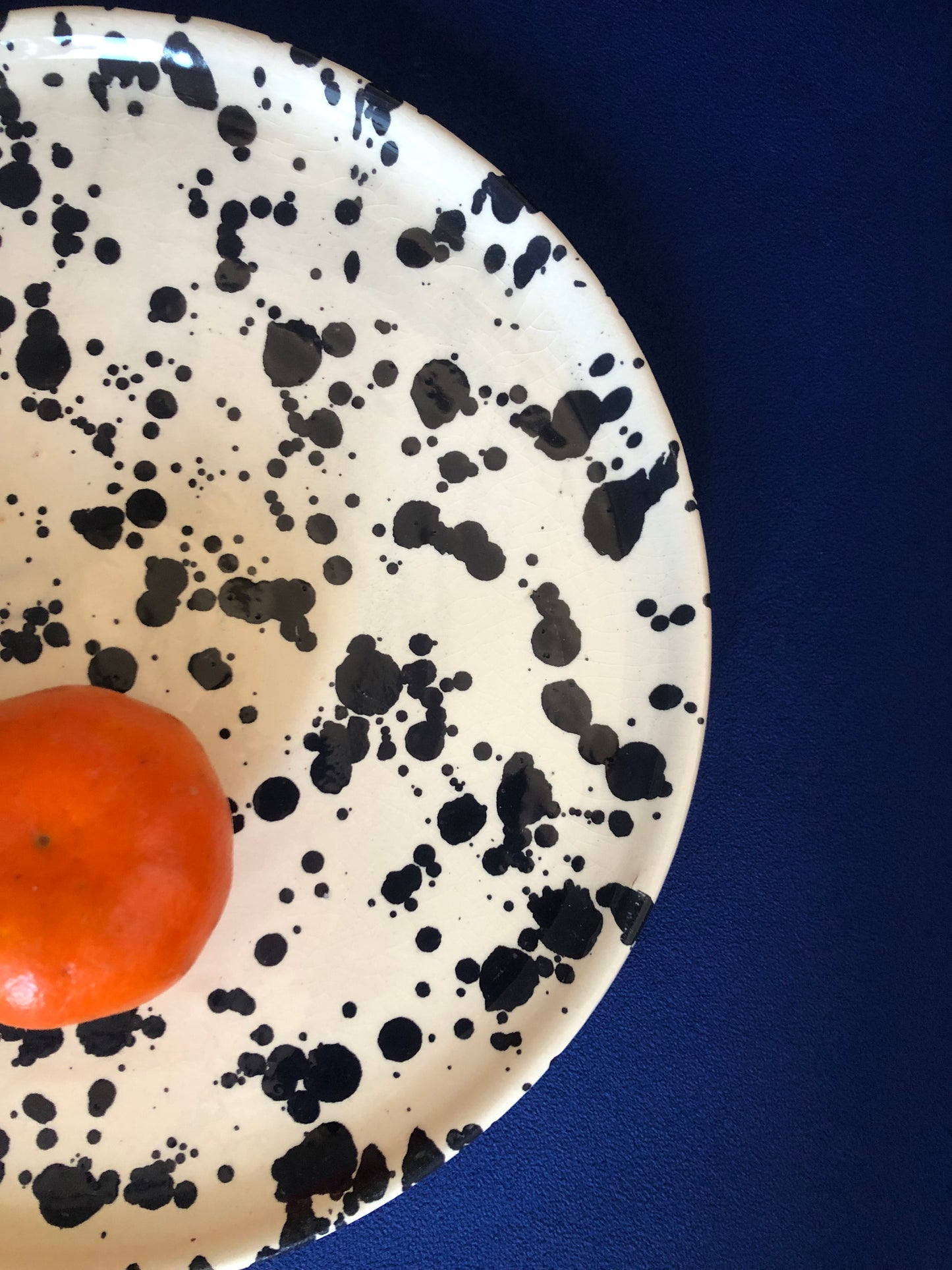 Plat de service moucheté